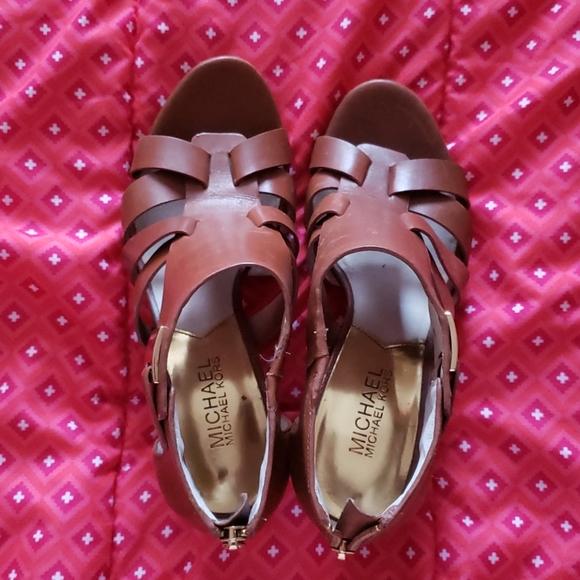 Michael Kors tan strappy sandals. Size 7. - Picture 6 of 11